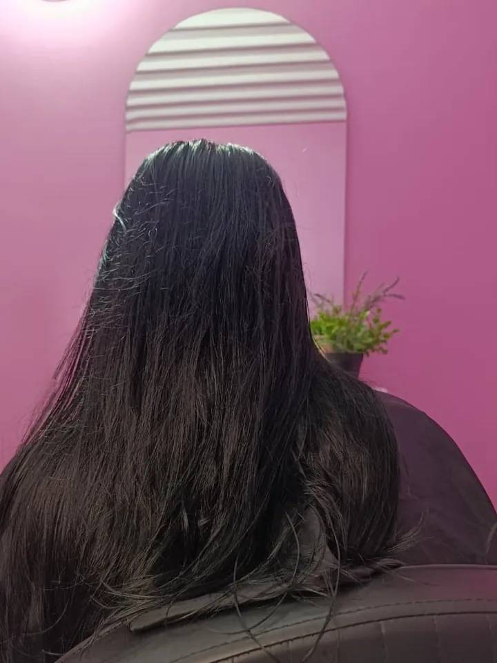 Antes de la hidratación profunda: cabello opaco y encrespado