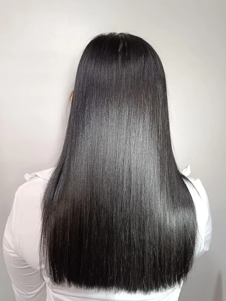Después de la hidratación profunda: cabello negro, sedoso y brillante