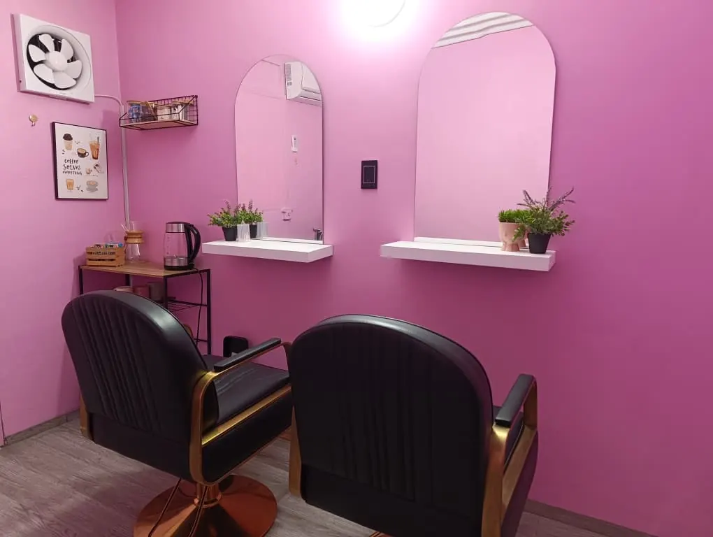Salón Infinity Beauty: dos sillones frente a espejos de arco sobre paredes rosadas
